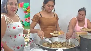doña LUKY y KEYLI ayudan a repartir la comida a los Invitados 🥂