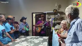Folia de Reis Goiana de Itaguari sendo embaixada por Divino Antônio na visita a residência do Solon