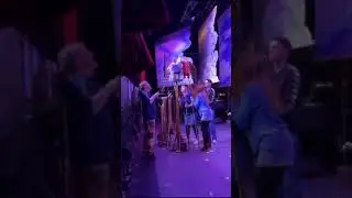 Hinger d&rsquo;r Britz im H&auml;nneschen Theater