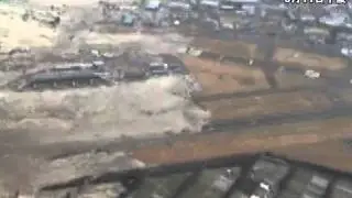 津波に襲われる仙台空港＝海保、仙台航空基地のヘリが撮影