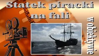Wycieczkowy statek piracki na fali