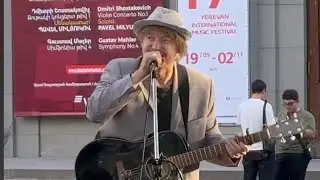 МУЗЫКАНТ сделал ДОБРОЕ дело для БЕЗДОМНОГО ГИТАРИСТА 🎸......