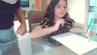Juliana ensinando a Cecília