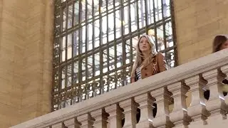 Gossip girl season 1 episode 1 - Pilot. Serena van der Woodsen at Grand Central. @GossipGirl2007