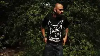 Metal fan wordt aangerand door een vogel ...