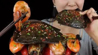 Eating spicy braised soft shelled turtle and shrimps