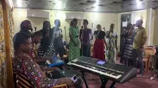 GMG interpr&egrave;te ce chant b&eacute;nis: Il m'a sortit de la boue d'argile, il a plac&eacute; mon &acirc;me sur le Roc...