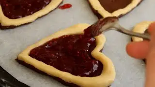 Hartjes koekjes met jam en chocolade
