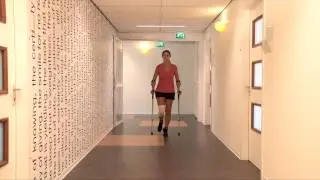 Onbelast lopen met krukken na een kniescopie
