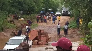 ZIMBABWE POLICE RESCUES STUCK TRAVELLERS WHO ATTEMPTED TO CROSS FLOODED CHINGWIZI RIVER IN MWENEZI