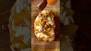 Sandwich de Stracciatella, Peras Caramelizadas, Queso Azul, Nueces y Miel 🍯 🐝