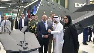 طارق صالح يزور معرض دبي للطيران 2025