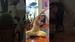Marianne Mirage ci svela le sue asana del mattino | Vanity Fair Italia