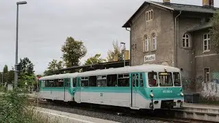 Ferkelei, Triebwagen und Stromcontainerüberführung bei der Eisenbahn