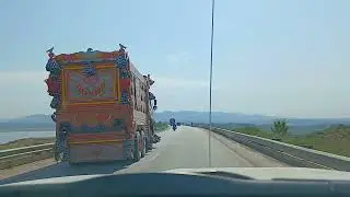 Driving along a dam in Pakistan / Проезд по дамбе в Пакистане