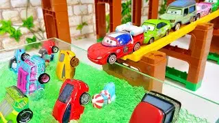 Various Cars minicars drive up the Tomica hill and dive into the green jelly.