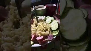 Лапша🍜, Сосиски, Огурцы🥒, Бутероды: Колбаска, Хлеб🍞, Соус.