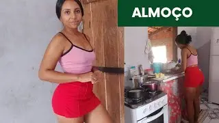 Preparando uma costela com batatas 