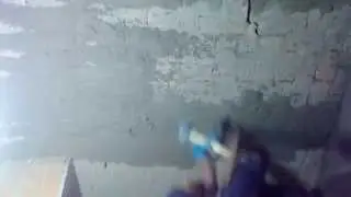 pedreiro que reboca com a pa