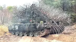 Танк Т-72Б3 России с самодельной защитой Дикобраз