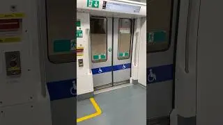 Metro Barcelona L1: Apertura y cierre de puertas serie 8000
