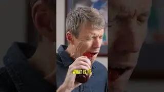 Почему он ест СТЕКЛЯННУЮ бутылку?!