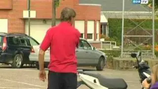 Pico Coppens (Walter Michiels) maakt amok op dorpsplein Neerlinter