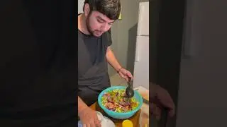 Asiendo aguachile mixto - Ismael Qui 