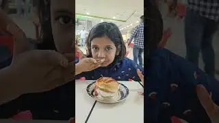Veronica ko burger 🍔 aise khana  aata h🤪#cutebaby #fun #burgerlove