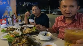 Vlog 0017. Cow tongue fried sweet sour. Yang chow fried rice. Papaya salad with sea food.