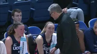 😂 Джено Ауриемма Шейдс похлопывает по спине первокурсницу Эшлинн Шейд и Пейдж Бьюкерс и Аалию Эдв...