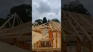 Installing trusses for a Hip and Valley roof in Australia #carpentry #framing