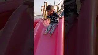 дети играют в саду || маленький ребенок Масти || играет с горки || #шорты #вирусныешорты #тренд