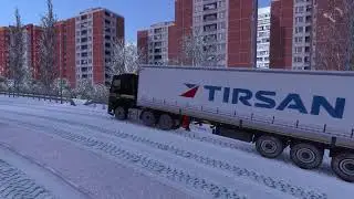 Везу груз из Москвы на север, на дороге очень скользко, снег.