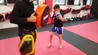 Amyar Piroota 10 år gammal på Linköping Muay Thai