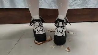 Trample Bread in Barbara Cosplay Shoes - 芭芭拉cos鞋踩面包 - Part 1