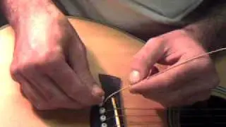 Einf&auml;deln einer Gitarrensaite mit Ballend in die Bridge (Westerngitarre)