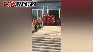 Momenti kur trupi i pajete i ish-kryeministrit Bashkim Fino percillet per ne banesen e fundit