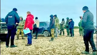 Дело дошло до участия полиции, Олегу Зубкову перекрывают дорогу и не дают гнать табун в тепло!