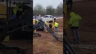 Pasando un highway la parte de arriba como a 50 pies #drilling #drillingcompany #vermeer 24/40