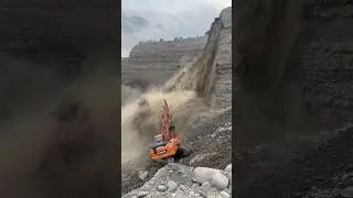 Обрушение стенки карьера & The collapse of the quarry wall #geology #excavator #gold #геология