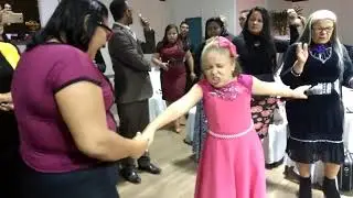 Crian&ccedil;a no manto Cheia do poder de Deus
