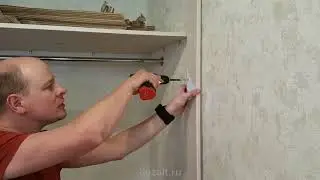 Планкой выравниваем стену для плотного прилегания двери-купе