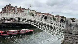 [ Ha&rsquo;penny Bridge ( Dublin&rsquo;s Oldest Pedestrian Bridge over the River Liffey, built 1816 ) ] Ireland 