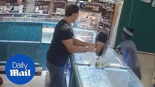 Thief brazenly runs off with $60,000 gold chain - Daily Mail