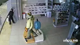 Man hits head on security shutters inside shoe boutique in Hunan, China