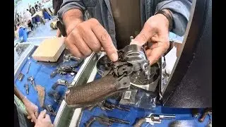 Acheter un revolver 1873 &agrave; poudre noire &agrave; 500&euro; dans une bourse aux armes ancienne.