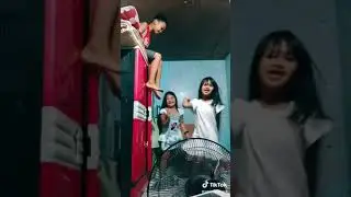 ni&ntilde;o pendejo se cae del armario tira la pinche puerta y le rompe la madre a su hermana que bailaba