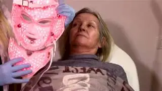 Trattamento viso antiage con maschera a led