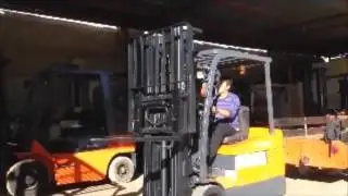 TOYOTA 7FBEU20 movimiento de mastil